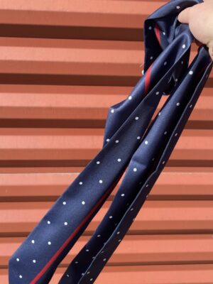Sjaal Blauw met rood en witte stippen plus knoop